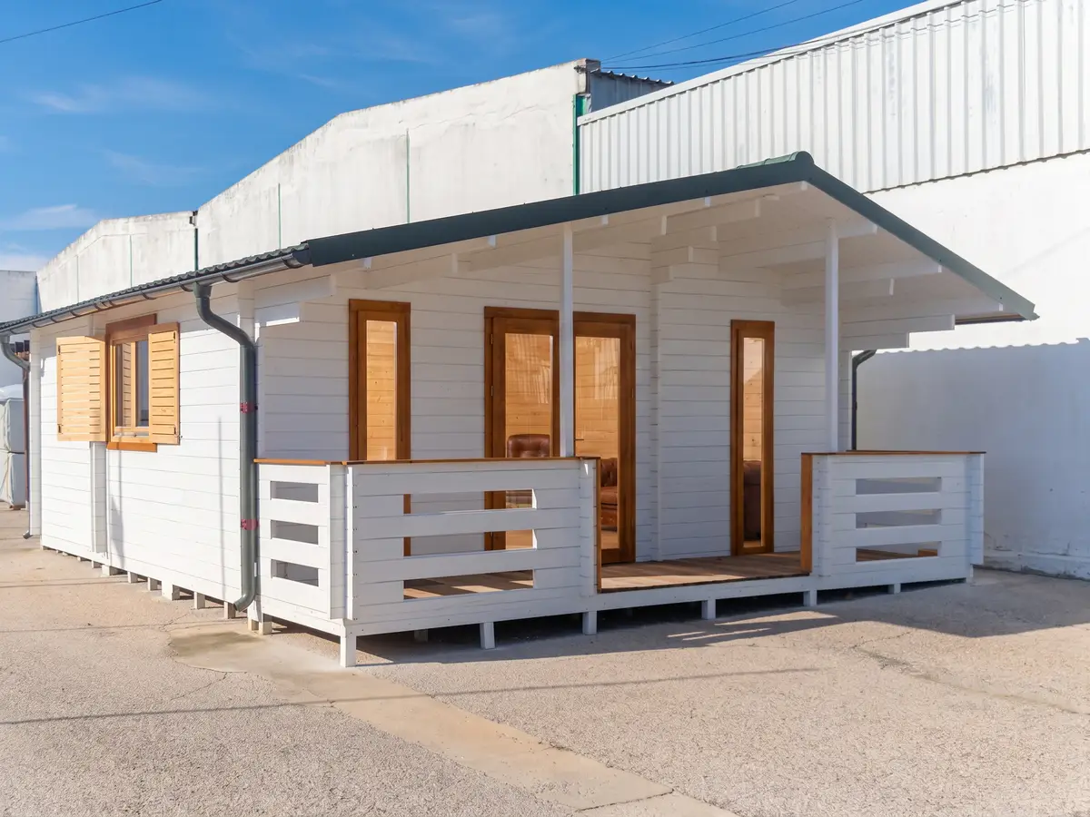 Casas de madera prefabricadas en Andalucía. Fabricante con oficina en Sevilla. Más de 20 modelos desde 1.880 €. Normativa LISTA y asesoramiento local.